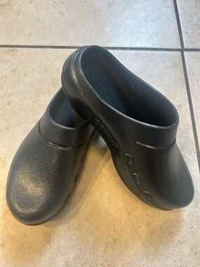 OOFOS OOcloog Luxe clogs women's size 8 men's size 6 black sparkle